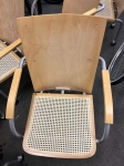 Krēsls uz metāla rāmja ar ritentiņiem, finiera atzveltne ss.com