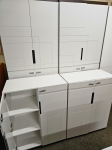 Uzglabāšanas skapis ar divām individuāli slēdzamām durvīm ar koda slēdzeni. Augstums 120 cm Platums 90 cm Dziļums 45 cm Dažādi rūtaini raksti uz skapjiem.