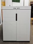 Uzglabāšanas skapis ar divām individuāli slēdzamām durvīm ar koda slēdzeni. Augstums 120 cm Platums 90 cm Dziļums 45 cm Dažādi rūtaini raksti uz skapjiem.