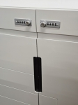 Uzglabāšanas skapis ar divām individuāli slēdzamām durvīm ar koda slēdzeni. Augstums 120 cm Platums 90 cm Dziļums 45 cm Dažādi rūtaini raksti uz skapjiem.