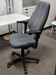 190euro. Ergonomisks biroja krēsls RH Logic 300. RH Logic ir populāra krēslu sērija, pateicoties tās ergonomikai, komfortam un ilgam kalpošanas laikam. Krēsls ir viegli pielāgojams individuālajām vajadzībām. Krēsls, lai ērti sēdētu ilgu laiku. RH Logic standartaprīkojumā ir aprīkots ar gaisa regulējamu jostas atbalstu. Vadības ierīcēm ir viegli piekļūt, lai tās iestatītu vai pielāgotu atbilstoši savām vajadzībām. Atzveltnes leņķi var regulēt atsevišķi, kamēr krēsls saglabā visus jūsu iestatījumus pat tad, ja izmantojat šūpoles.