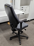190euro. Ergonomisks biroja krēsls RH Logic 300. RH Logic ir populāra krēslu sērija, pateicoties tās ergonomikai, komfortam un ilgam kalpošanas laikam. Krēsls ir viegli pielāgojams individuālajām vajadzībām. Krēsls, lai ērti sēdētu ilgu laiku. RH Logic standartaprīkojumā ir aprīkots ar gaisa regulējamu jostas atbalstu. Vadības ierīcēm ir viegli piekļūt, lai tās iestatītu vai pielāgotu atbilstoši savām vajadzībām. Atzveltnes leņķi var regulēt atsevišķi, kamēr krēsls saglabā visus jūsu iestatījumus pat tad, ja izmantojat šūpoles.