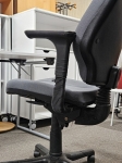 190euro. Ergonomisks biroja krēsls RH Logic 300. RH Logic ir populāra krēslu sērija, pateicoties tās ergonomikai, komfortam un ilgam kalpošanas laikam. Krēsls ir viegli pielāgojams individuālajām vajadzībām. Krēsls, lai ērti sēdētu ilgu laiku. RH Logic standartaprīkojumā ir aprīkots ar gaisa regulējamu jostas atbalstu. Vadības ierīcēm ir viegli piekļūt, lai tās iestatītu vai pielāgotu atbilstoši savām vajadzībām. Atzveltnes leņķi var regulēt atsevišķi, kamēr krēsls saglabā visus jūsu iestatījumus pat tad, ja izmantojat šūpoles.