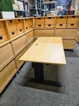 Rudens Akcija cena 179euro ar PVN. Elektriski augstumā regulējams - ergonomiskais galds Edsbyn no Zviedrijas.  Galda virsma 80x160cm. Pacelšanās augstums no 70-120cm. Galda celtspēja 125kg. Zviedru galds ir ļoti stabīls un arī pasmags, katra kāja ir aprīkota ar elektro motoru. Virsmu var mainīt. Pieejami daudz šādu galdu mēbeļu veikalā Zviedrumēbeles - Rīga, Ādmiņu 4 no 10-18.