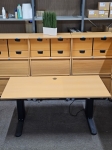 Rudens Akcija cena 179euro ar PVN. Elektriski augstumā regulējams - ergonomiskais galds Edsbyn no Zviedrijas.  Galda virsma 80x160cm. Pacelšanās augstums no 70-120cm. Galda celtspēja 125kg. Zviedru galds ir ļoti stabīls un arī pasmags, katra kāja ir aprīkota ar elektro motoru. Virsmu var mainīt. Pieejami daudz šādu galdu mēbeļu veikalā Zviedrumēbeles - Rīga, Ādmiņu 4 no 10-18.