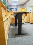 Rudens Akcija cena 179euro ar PVN. Elektriski augstumā regulējams - ergonomiskais galds Edsbyn no Zviedrijas.  Galda virsma 80x160cm. Pacelšanās augstums no 70-120cm. Galda celtspēja 125kg. Zviedru galds ir ļoti stabīls un arī pasmags, katra kāja ir aprīkota ar elektro motoru. Virsmu var mainīt. Pieejami daudz šādu galdu mēbeļu veikalā Zviedrumēbeles - Rīga, Ādmiņu 4 no 10-18.