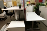 Elektriski augstumā regulējams biroja galds no 65-120cm. Izmēri 150x90cm, komplektā starpsiena un galda lampa.