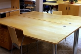 L veida galds ar regulējamām hromētām kājām 70-75cm