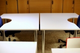 Jauns L-veida galds, kājiņas - hromētas, metāla regulējamas. Izmēri: garums 160cm, platums vienā galā 80cm, otrā 120cm, augstums 75cm +- 5cm.